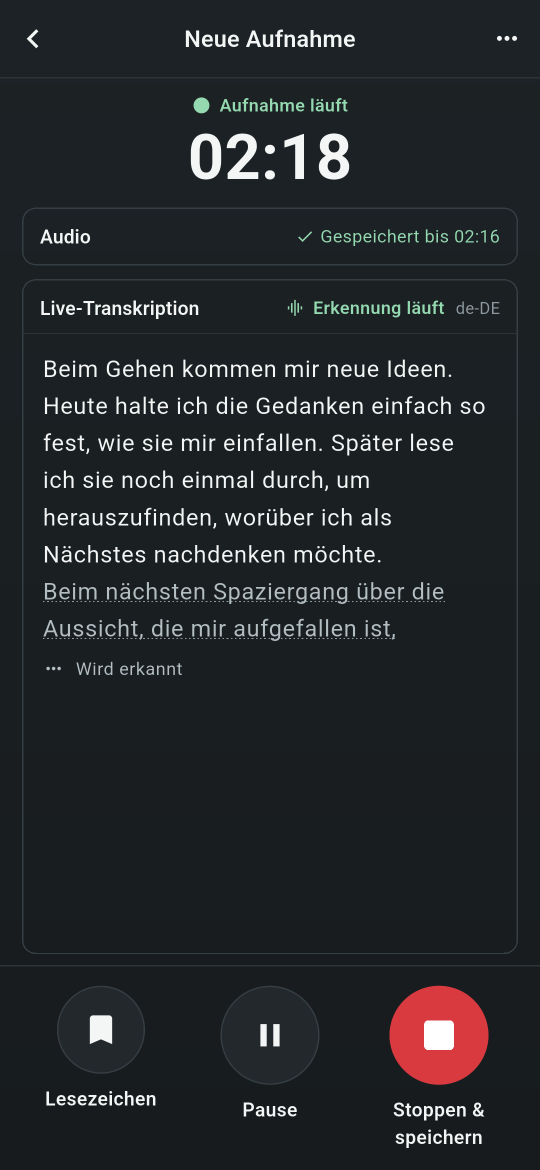 Aufnahmebildschirm von Koetoji. Aufnahme läuft bei 02:18, in der Live-Transkription wird der aktuell erkannte Text angezeigt, darunter befinden sich Schaltflächen für Lesezeichen, Pause sowie Stoppen und Speichern.