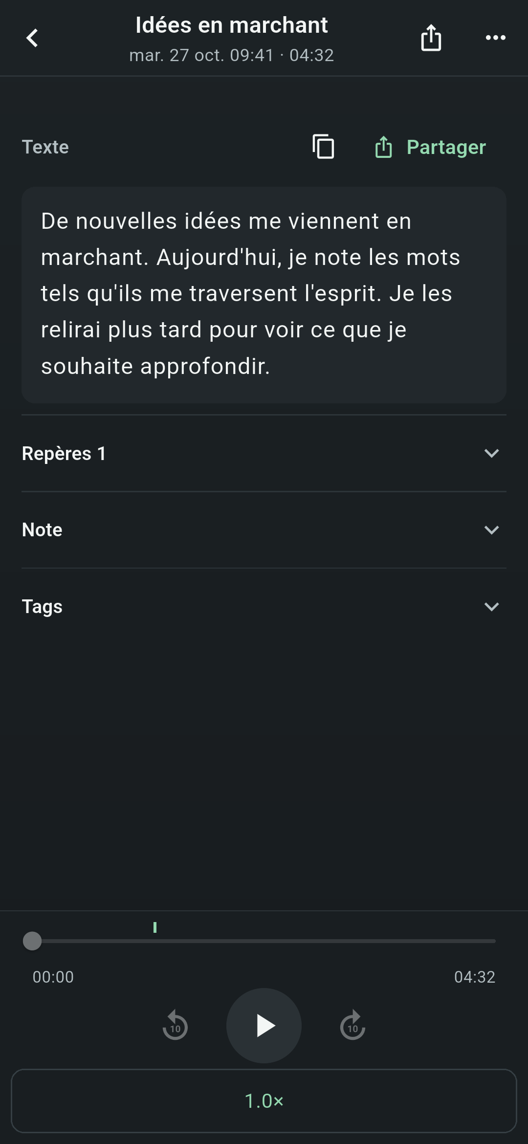 Écran de détail d’un enregistrement dans Koetoji. On y voit le titre « Idées de promenade », le texte, les sections Repères, notes et Tags, ainsi que la barre et le bouton de lecture en bas