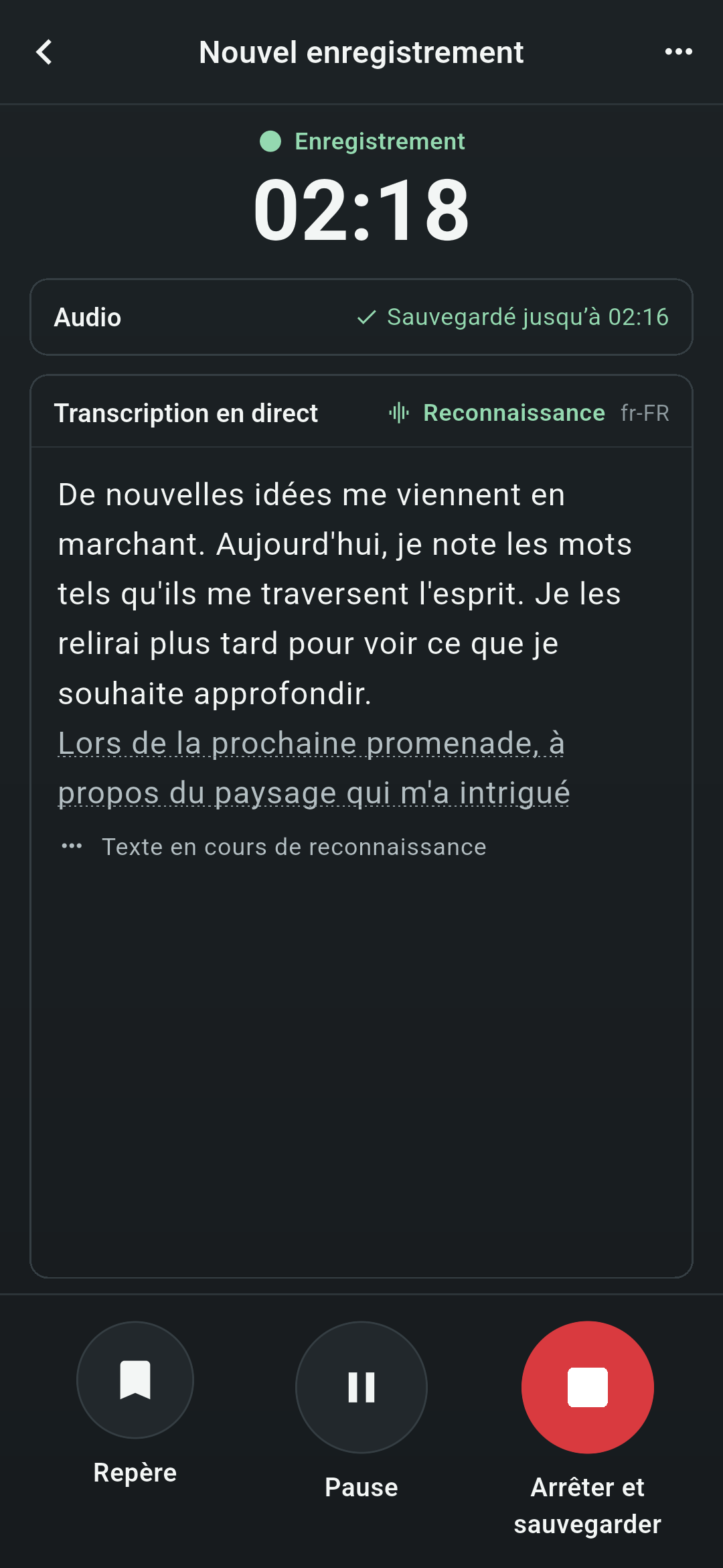 Écran d’enregistrement de Koetoji. Enregistrement à 02:18, phrase en cours de reconnaissance dans la transcription en direct, et boutons Repère, pause et arrêt avec sauvegarde en bas
