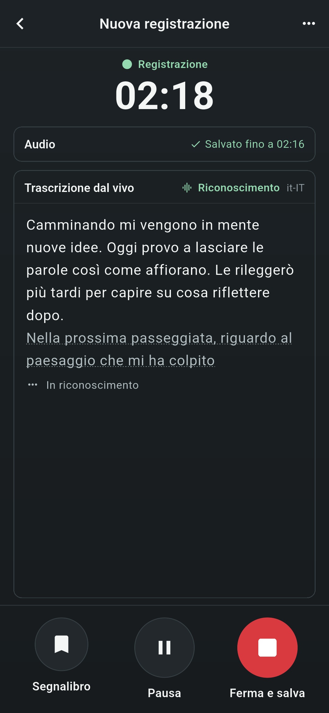 Schermata di registrazione di Koetoji. Mostra «Registrazione» 02:18, il testo in corso di riconoscimento nella «Trascrizione dal vivo» e in basso i pulsanti «Segnalibro», «Metti in pausa» e ferma e salva
