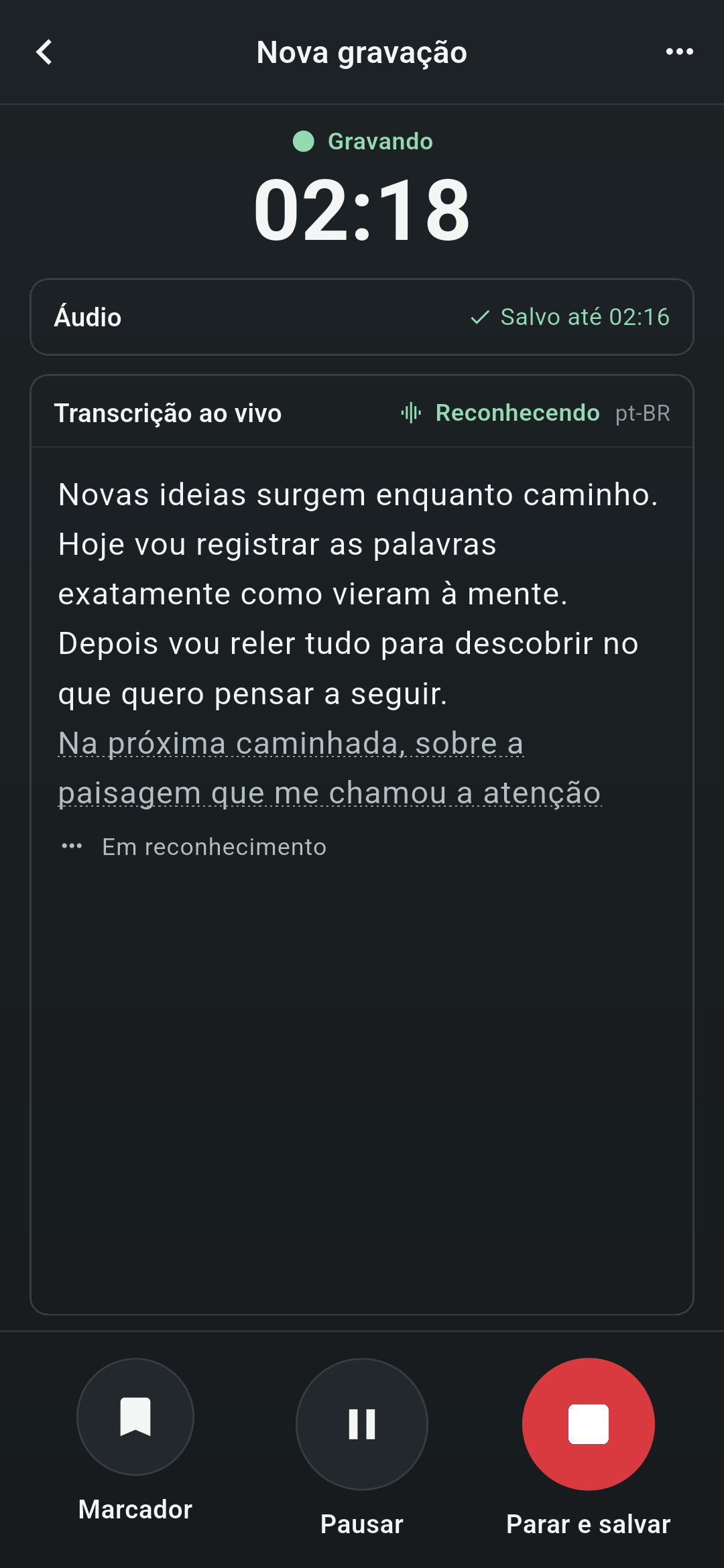 Tela de gravação do Koetoji. Mostra Gravando 02:18, o texto em reconhecimento na transcrição ao vivo e, na parte inferior, os botões de marcador, pausar e parar e salvar