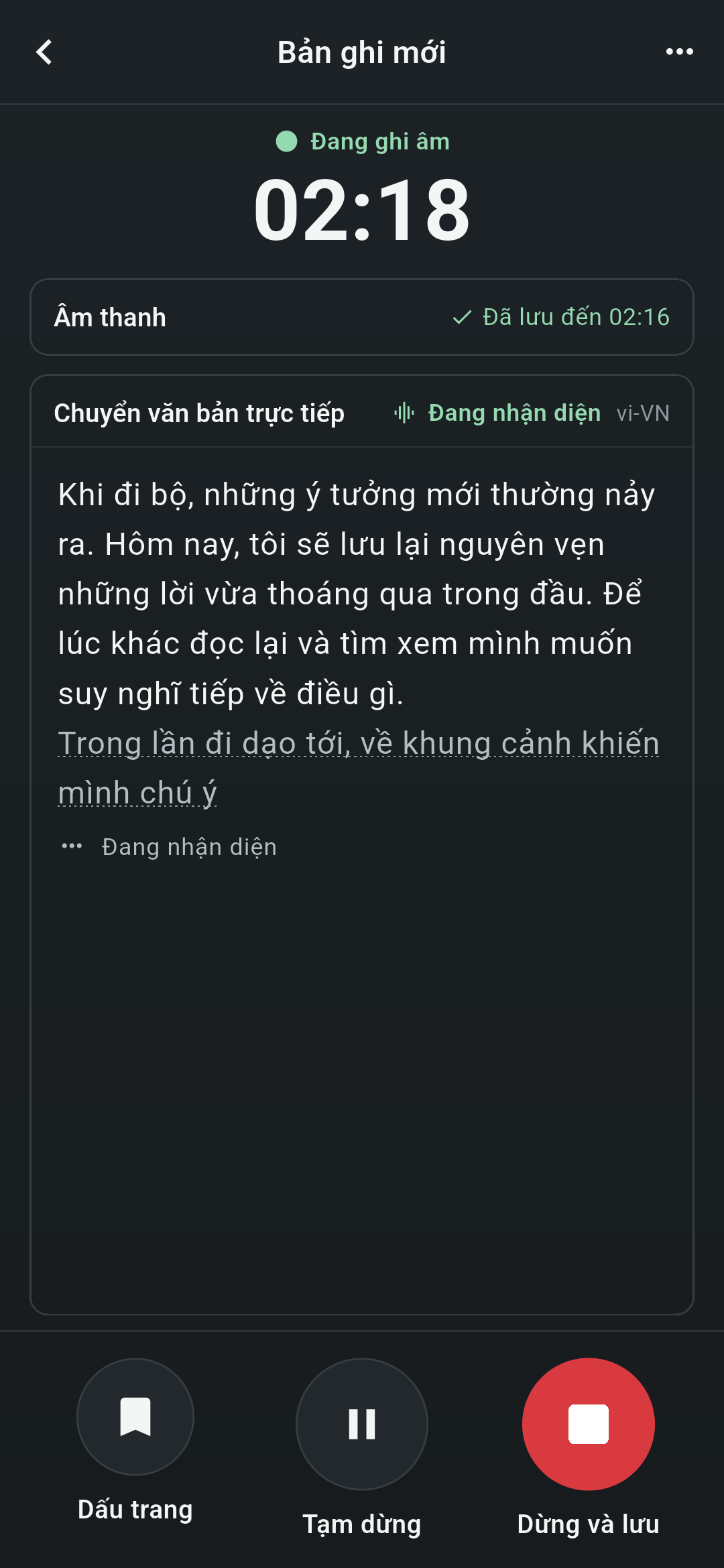 Màn hình ghi âm của Koetoji. Hiển thị Đang ghi âm 02:18, phần chuyển văn bản trực tiếp đang hiện câu được nhận diện, phía dưới có các nút dấu trang, tạm dừng và dừng để lưu